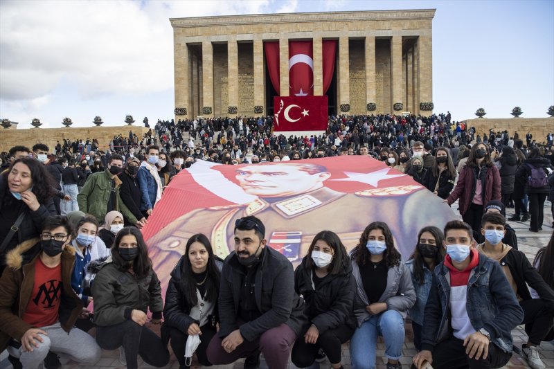 Binlerce vatandaş Anıtkabir'e akın etti
