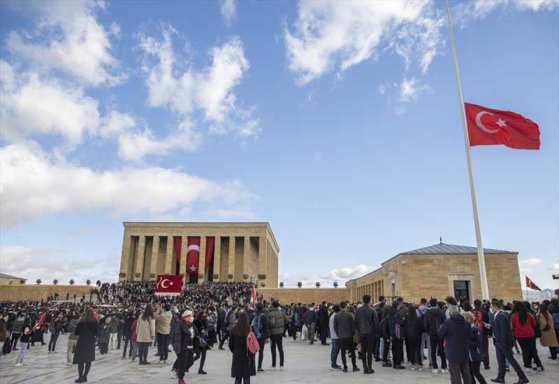 Binlerce vatandaş Anıtkabir'e akın etti