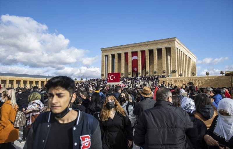 Binlerce vatandaş Anıtkabir'e akın etti