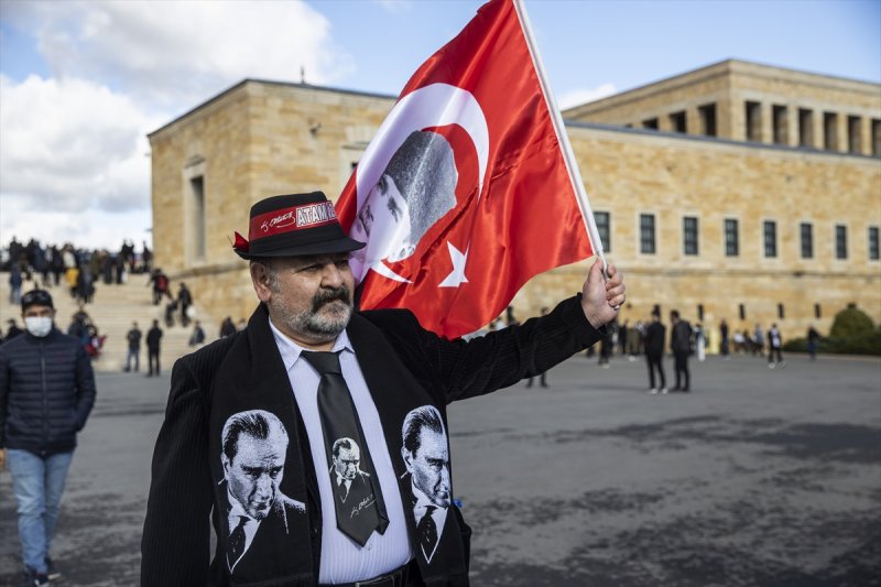 Binlerce vatandaş Anıtkabir'e akın etti