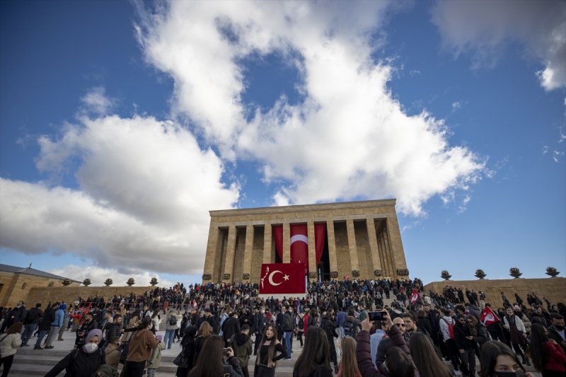 Binlerce vatandaş Anıtkabir'e akın etti