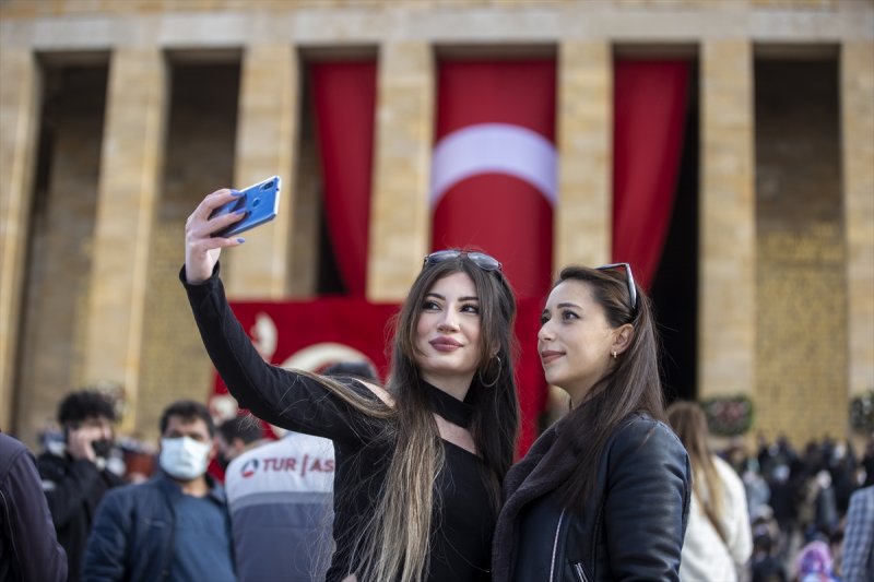 Binlerce vatandaş Anıtkabir'e akın etti