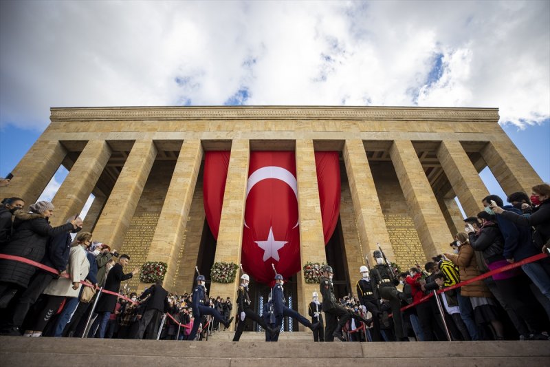 Binlerce vatandaş Anıtkabir'e akın etti