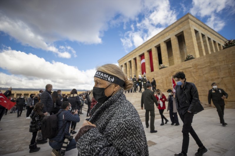 Binlerce vatandaş Anıtkabir'e akın etti