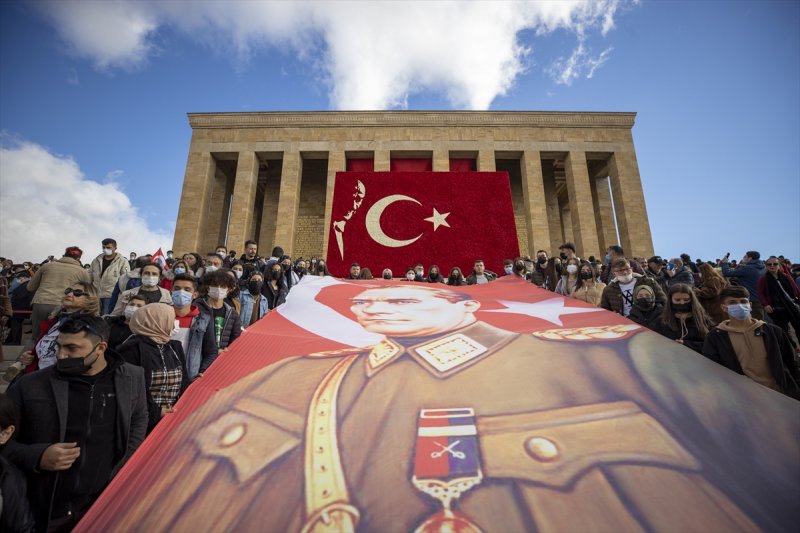 Binlerce vatandaş Anıtkabir'e akın etti