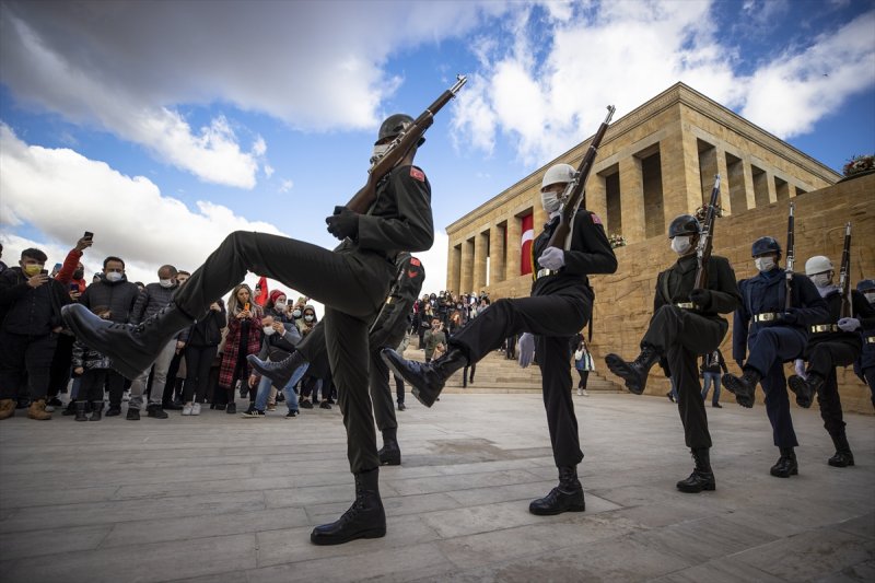 Binlerce vatandaş Anıtkabir'e akın etti