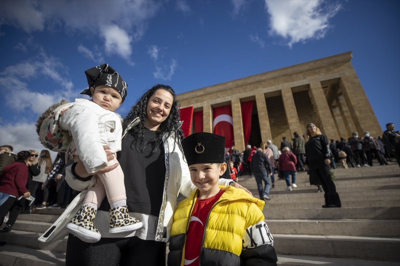Binlerce vatandaş Anıtkabir'e akın etti