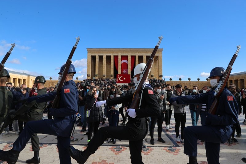 Binlerce vatandaş Anıtkabir'e akın etti