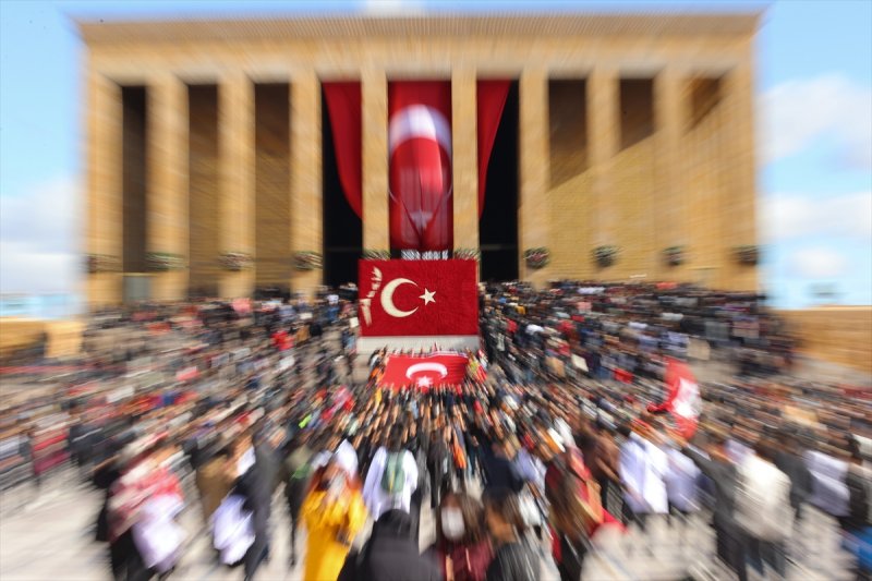 Binlerce vatandaş Anıtkabir'e akın etti