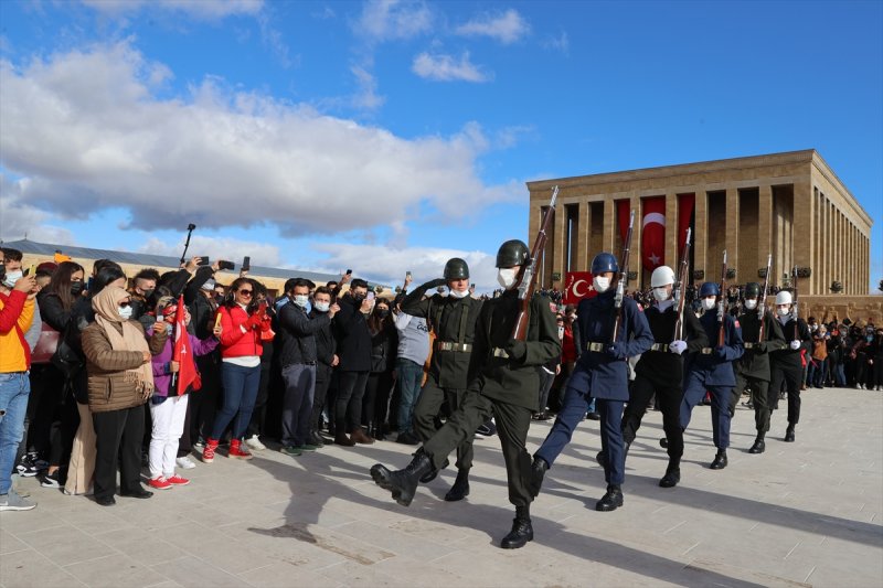 Binlerce vatandaş Anıtkabir'e akın etti