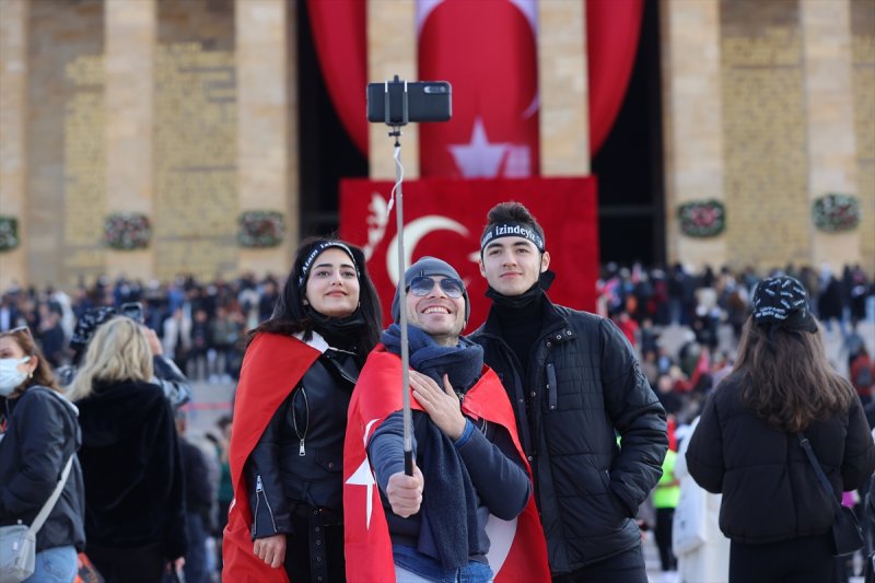 Binlerce vatandaş Anıtkabir'e akın etti