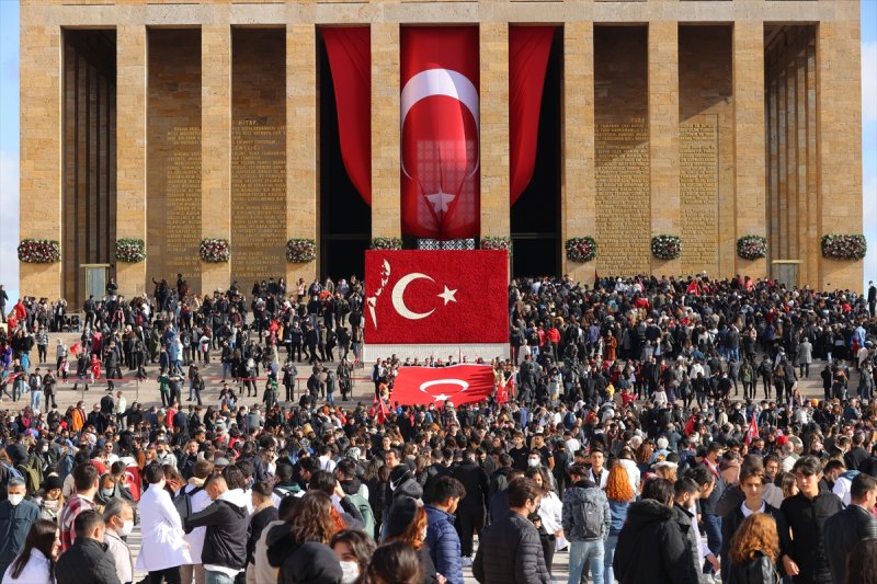 Binlerce vatandaş Anıtkabir'e akın etti