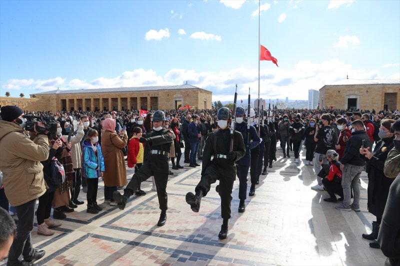 Binlerce vatandaş Anıtkabir'e akın etti