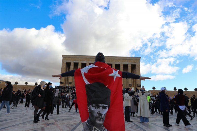 Binlerce vatandaş Anıtkabir'e akın etti