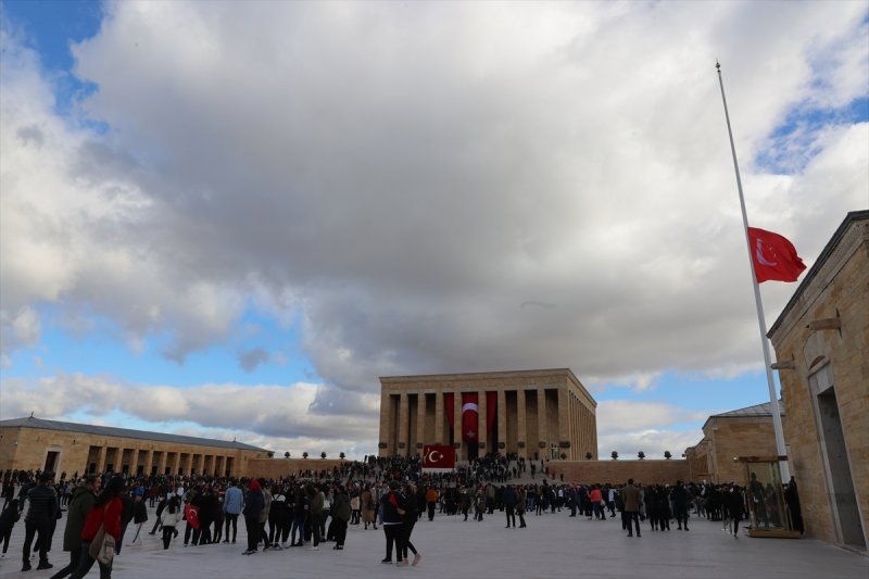 Binlerce vatandaş Anıtkabir'e akın etti