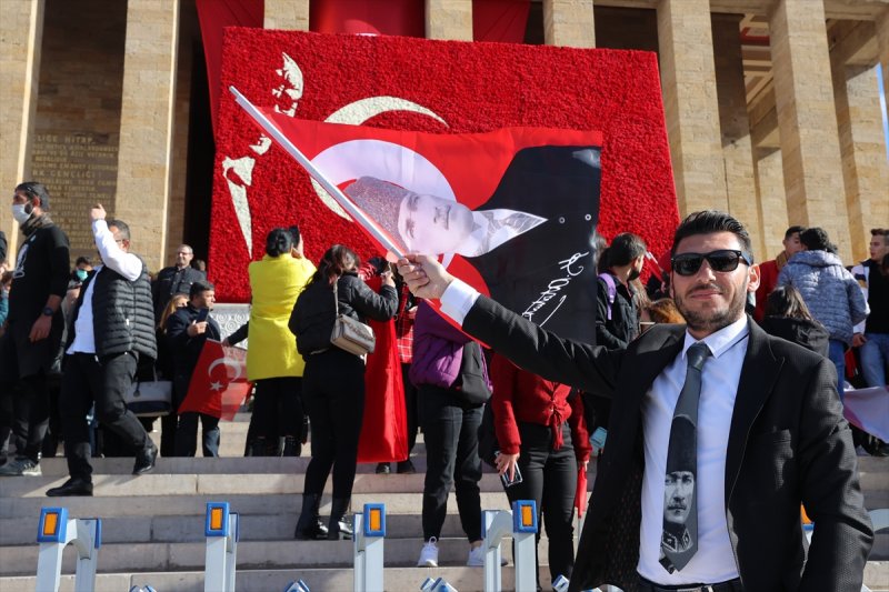 Binlerce vatandaş Anıtkabir'e akın etti