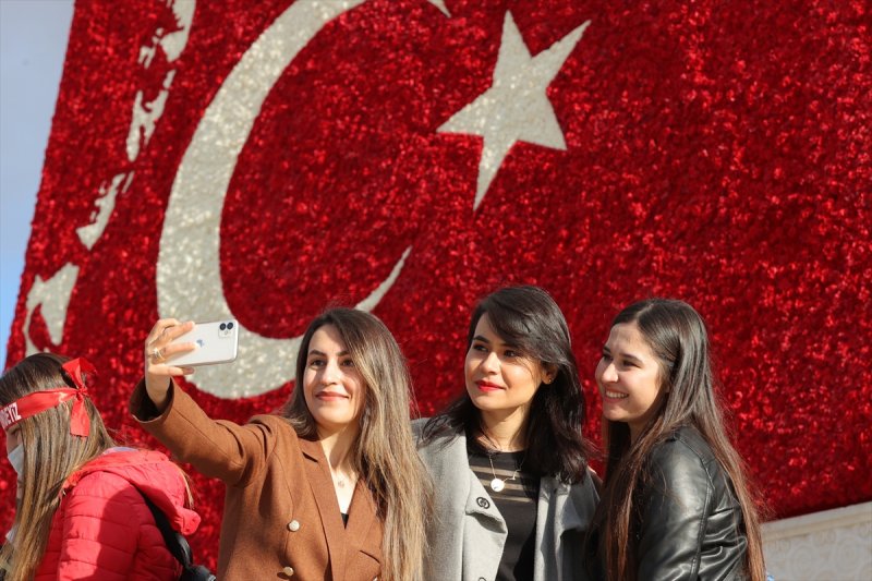 Binlerce vatandaş Anıtkabir'e akın etti