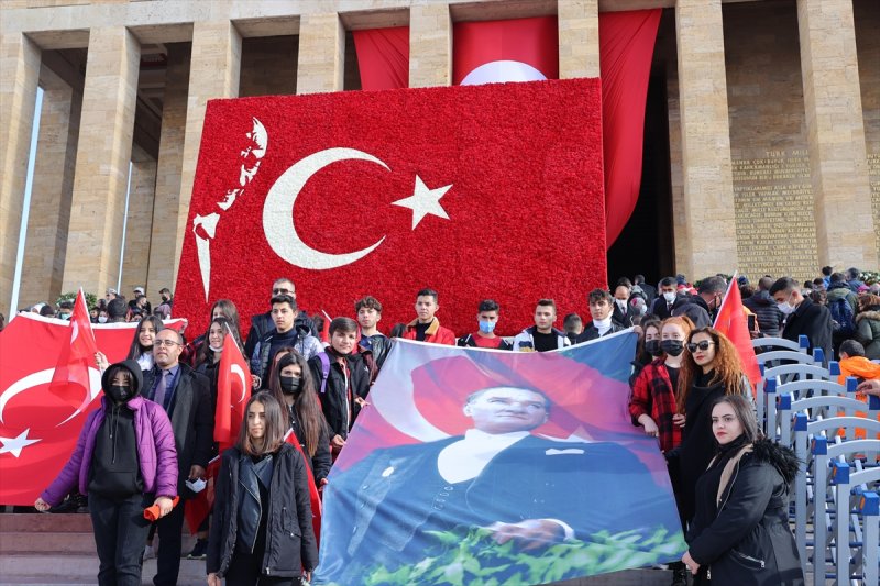 Binlerce vatandaş Anıtkabir'e akın etti