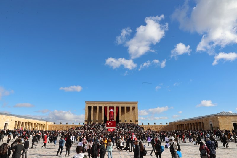 Binlerce vatandaş Anıtkabir'e akın etti