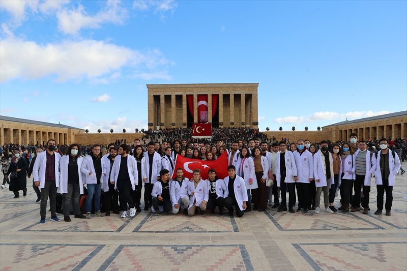 Binlerce vatandaş Anıtkabir'e akın etti