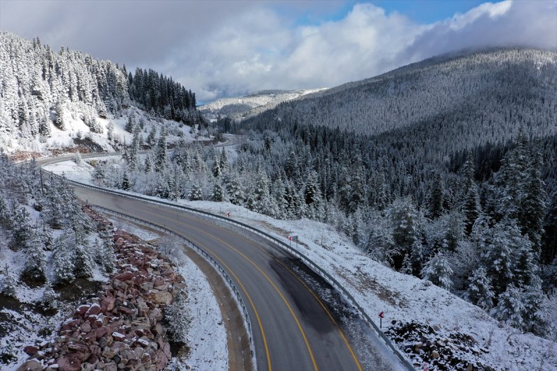 Ilgaz Dağı, kar yağışıyla beyaza büründü