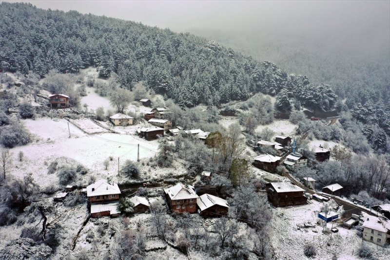 Ilgaz Dağı, kar yağışıyla beyaza büründü