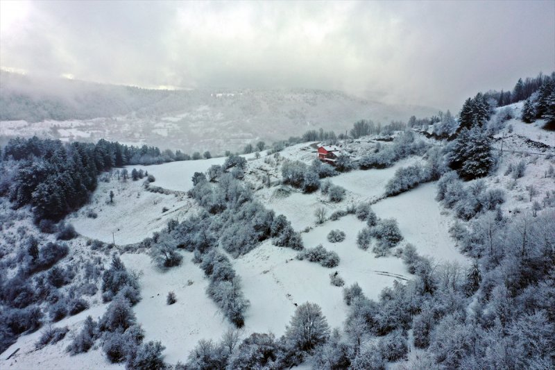 Ilgaz Dağı, kar yağışıyla beyaza büründü