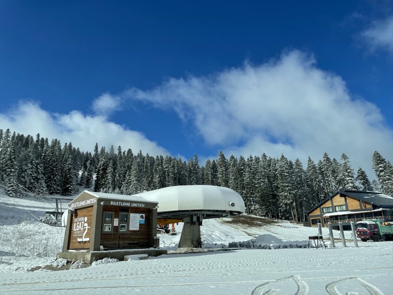 Ilgaz Dağı, kar yağışıyla beyaza büründü