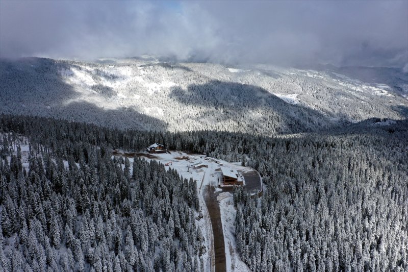 Ilgaz Dağı, kar yağışıyla beyaza büründü