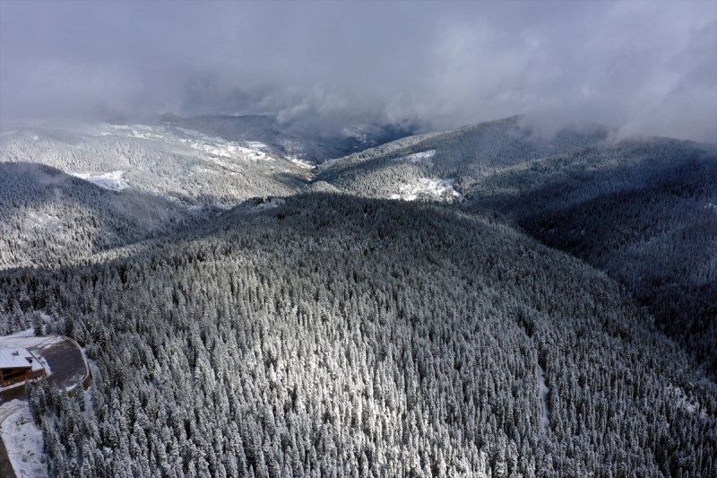 Ilgaz Dağı, kar yağışıyla beyaza büründü