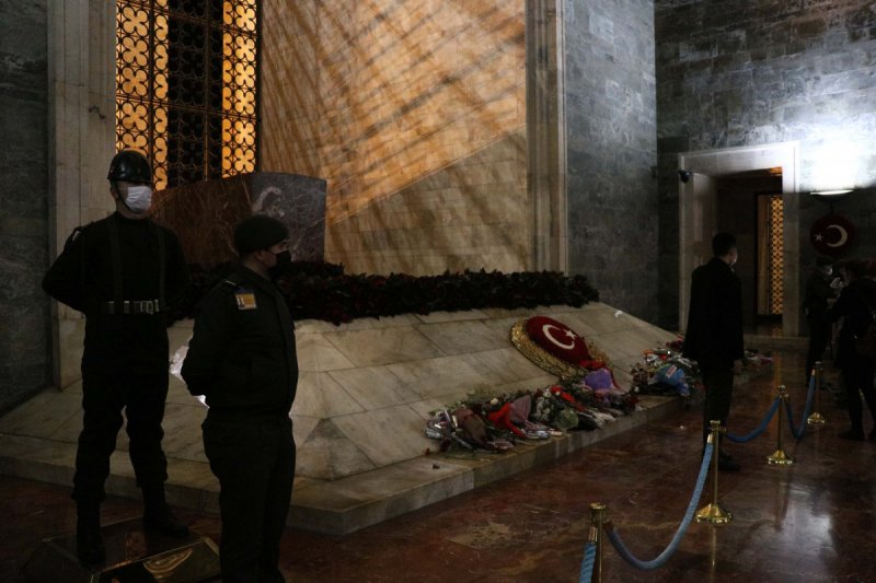 Anıtkabir'de ziyaretçi akını gece de devam etti