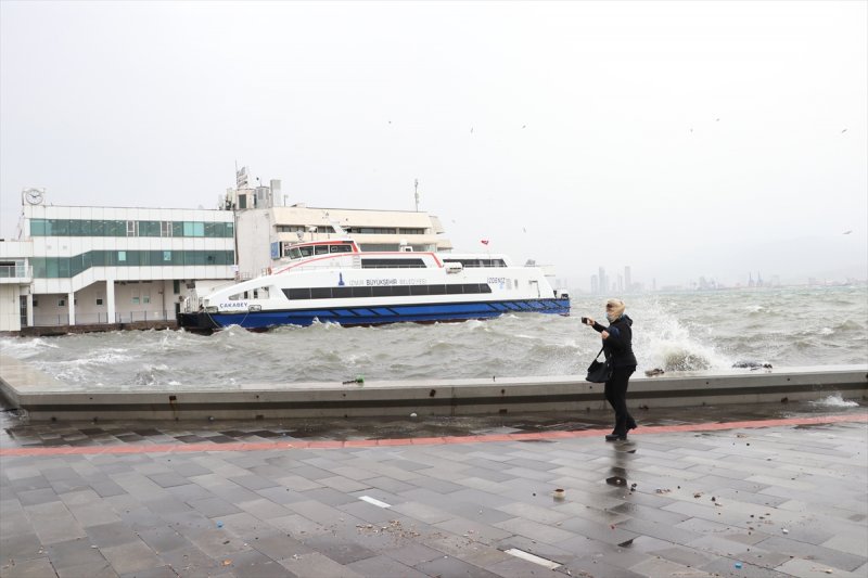 Ülkenin kıyı kesimlerinden lodos manzaraları