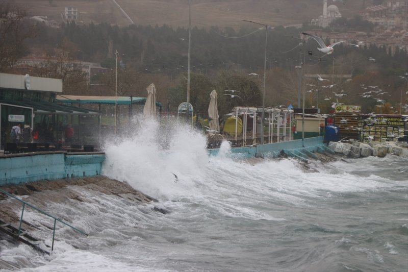 Ülkenin kıyı kesimlerinden lodos manzaraları