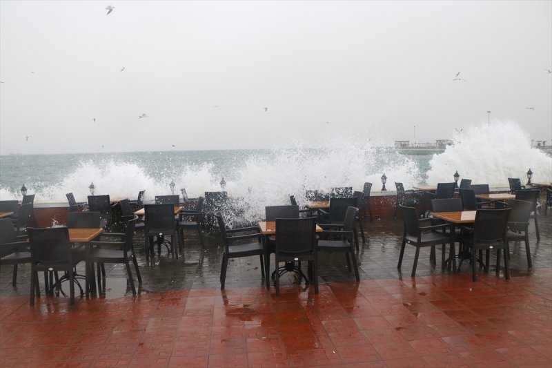 Ülkenin kıyı kesimlerinden lodos manzaraları