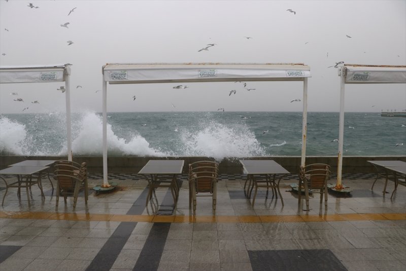 Ülkenin kıyı kesimlerinden lodos manzaraları