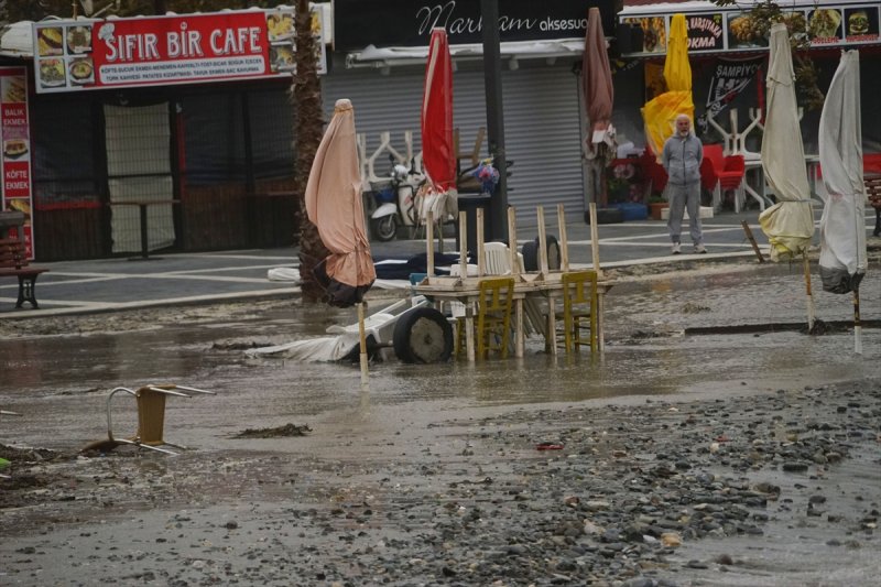 Ülkenin kıyı kesimlerinden lodos manzaraları