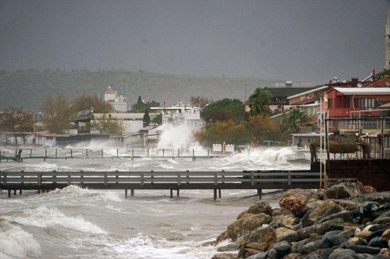 Ülkenin kıyı kesimlerinden lodos manzaraları
