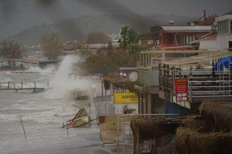 Ülkenin kıyı kesimlerinden lodos manzaraları