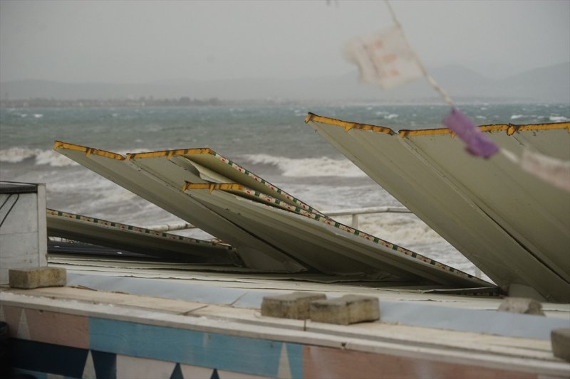 Ülkenin kıyı kesimlerinden lodos manzaraları