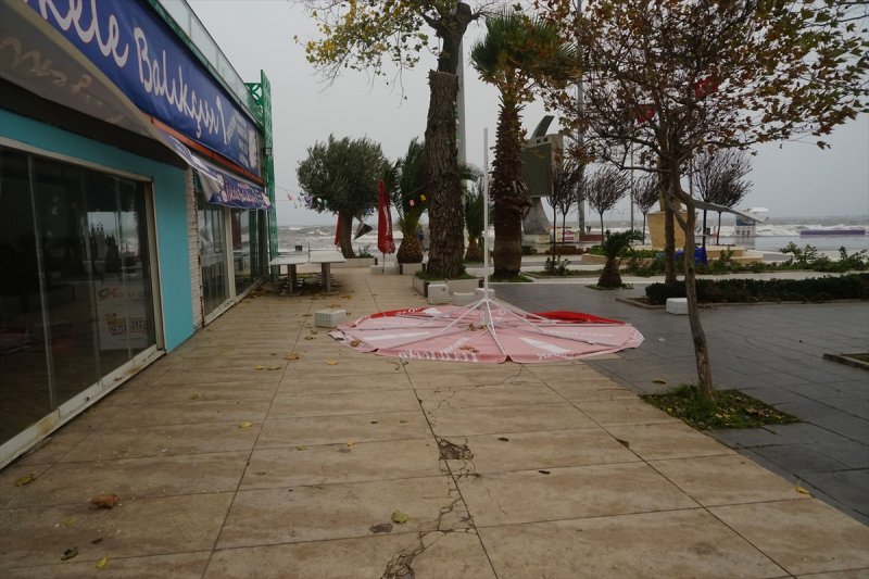 Ülkenin kıyı kesimlerinden lodos manzaraları