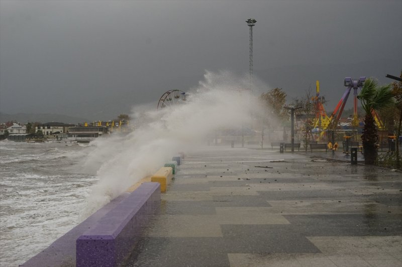 Ülkenin kıyı kesimlerinden lodos manzaraları