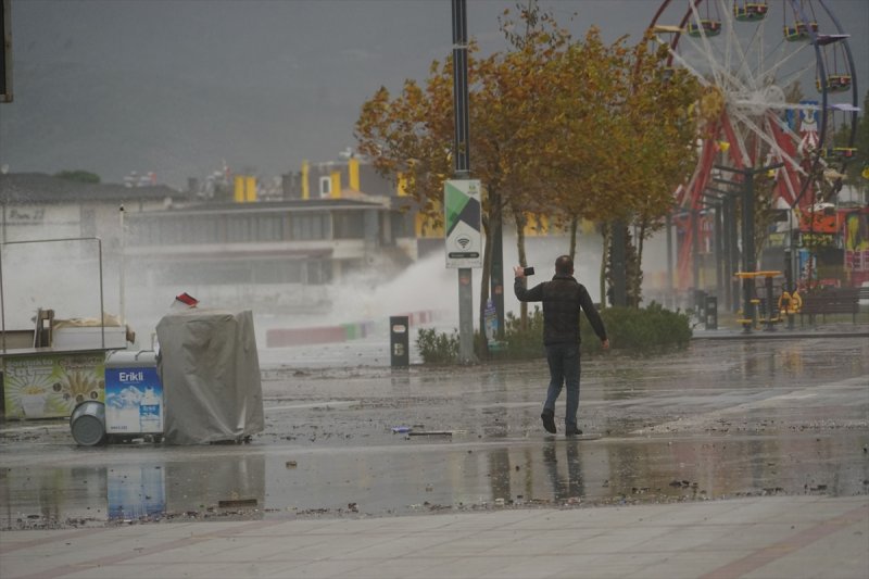 Ülkenin kıyı kesimlerinden lodos manzaraları