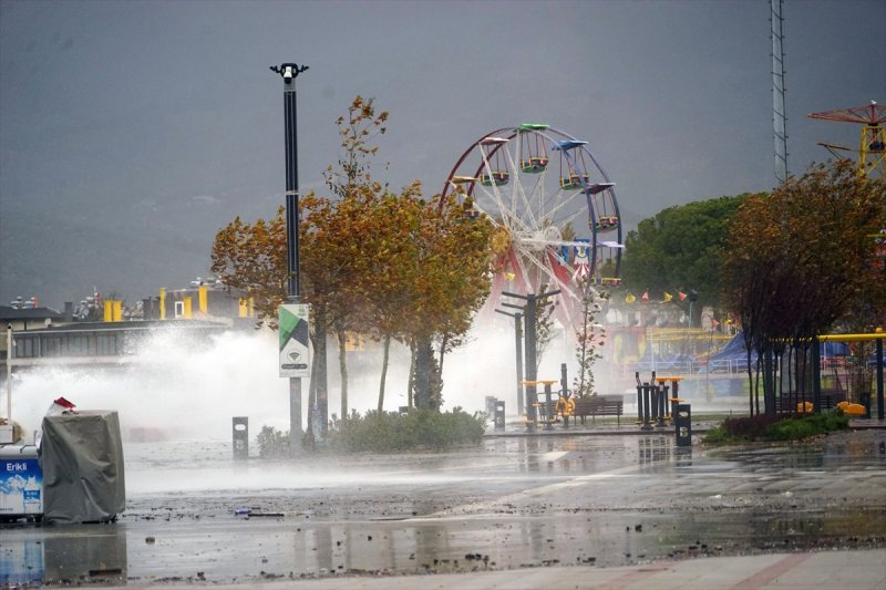 Ülkenin kıyı kesimlerinden lodos manzaraları