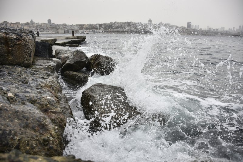 Ülkenin kıyı kesimlerinden lodos manzaraları