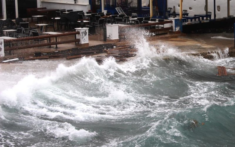 Ülkenin kıyı kesimlerinden lodos manzaraları