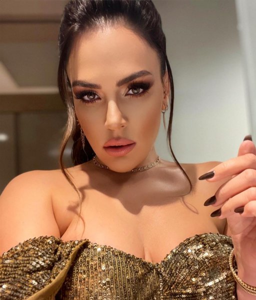 Spiker Buket Aydın'ın cesur pozları