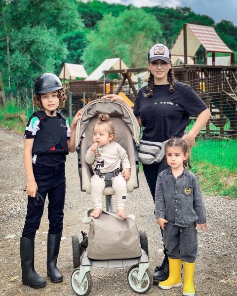 Yağmur Sarıoğlu ve ailesi