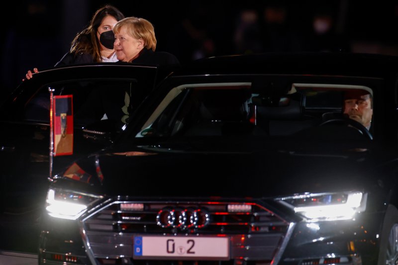 Almanya Başbakanı Merkel için askeri veda töreni