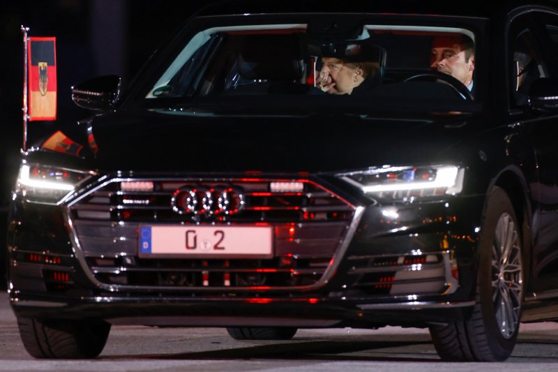 Almanya Başbakanı Merkel için askeri veda töreni