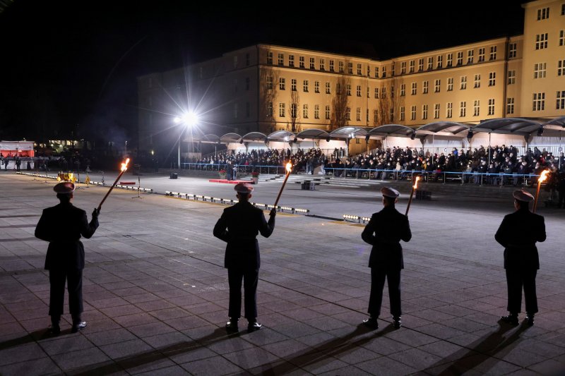Almanya Başbakanı Merkel için askeri veda töreni